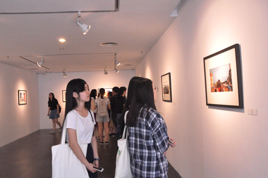 波兰语系学生观看作品