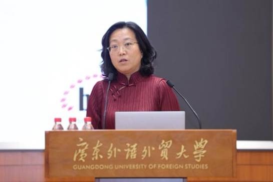 女人站在桌子前 低可信度描述已自动生成 女人站在桌子前 低可信度描述已自动生成