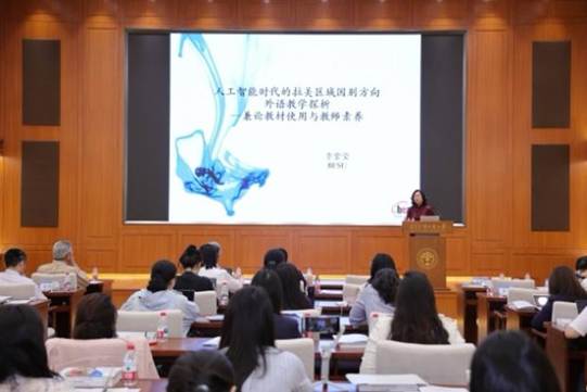 会议室里的人们 描述已自动生成 会议室里的人们 描述已自动生成