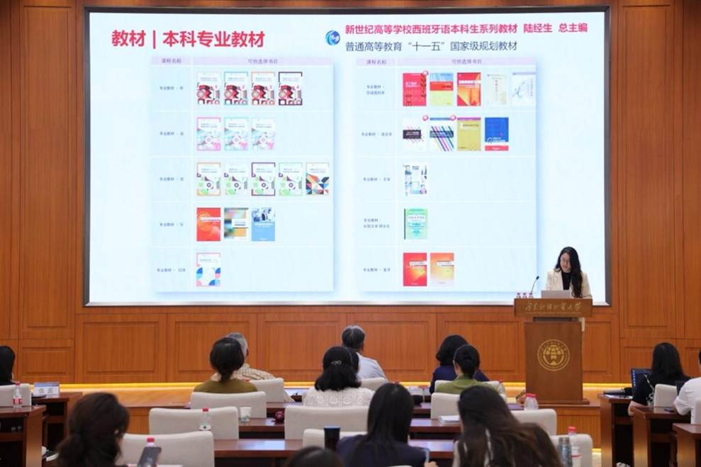 会议室里的人们 描述已自动生成 会议室里的人们 描述已自动生成