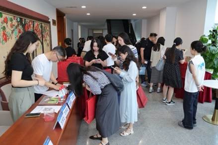 一群人围着桌子 中度可信度描述已自动生成 一群人围着桌子 中度可信度描述已自动生成