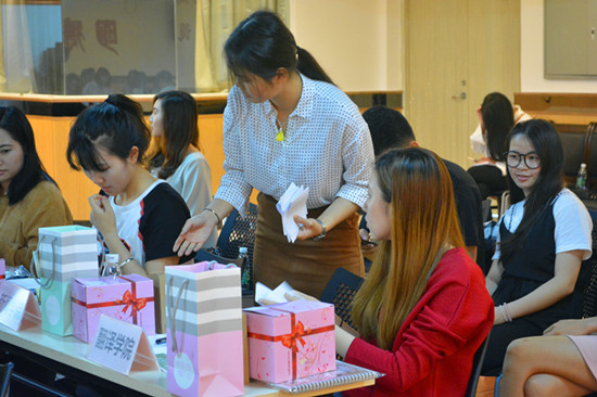 各委员投出宝贵的一票