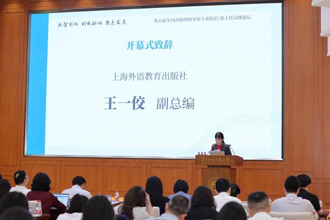 一群人在开会 描述已自动生成