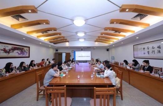 房间里有桌子和椅子 描述已自动生成 房间里有桌子和椅子 描述已自动生成